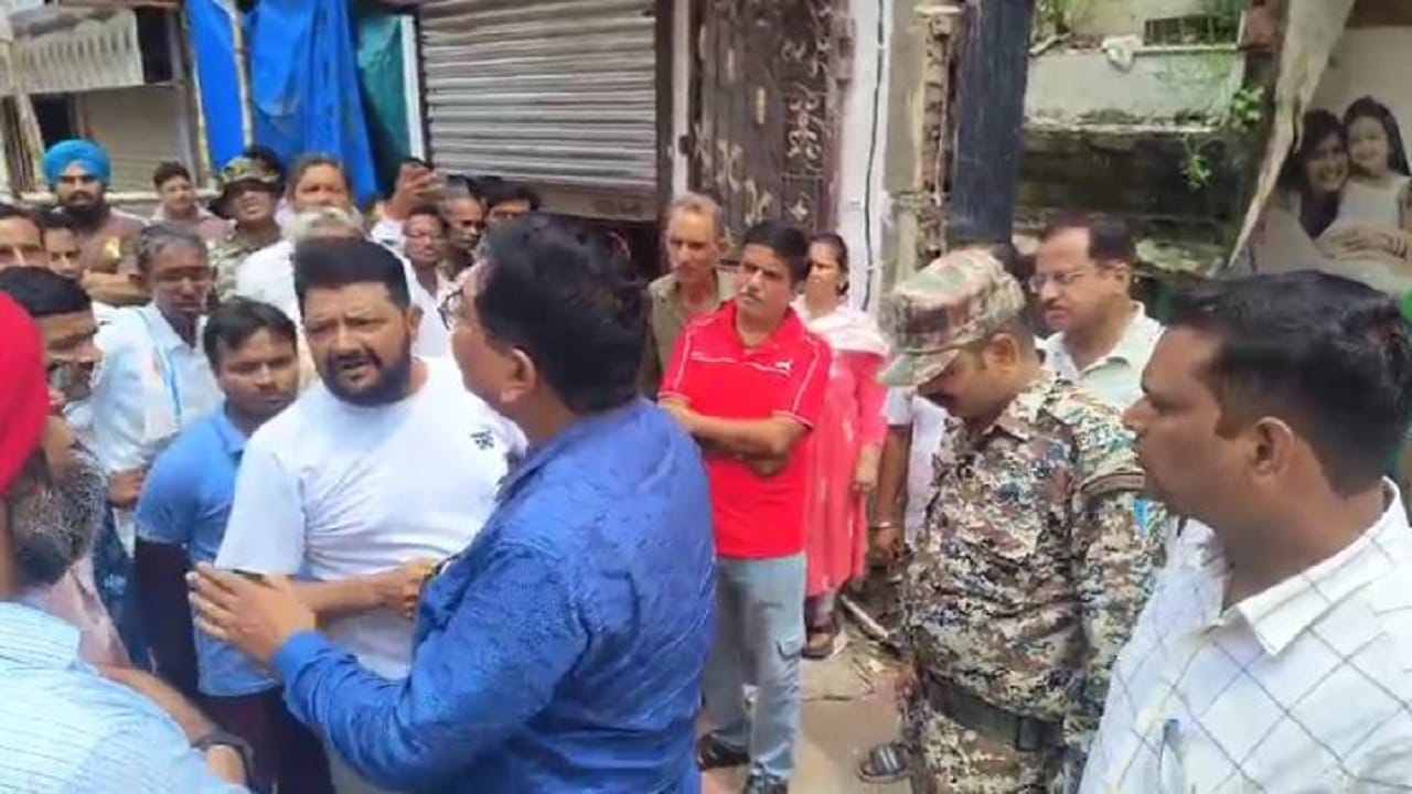 कार्रवाई के विरोध में लोगों ने किया हंगामा