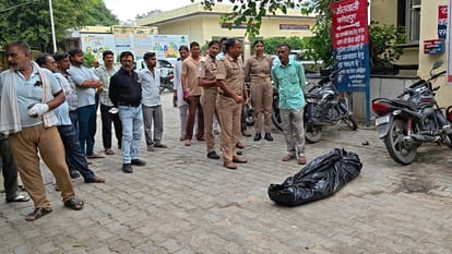 थाने के बाहर शव रखकर किया था हंगामा