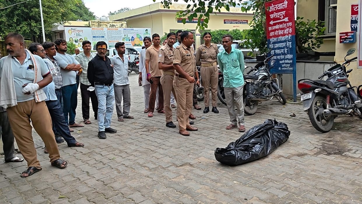 FIR against three named and unknown persons for protesting by placing dead body outside the police station
