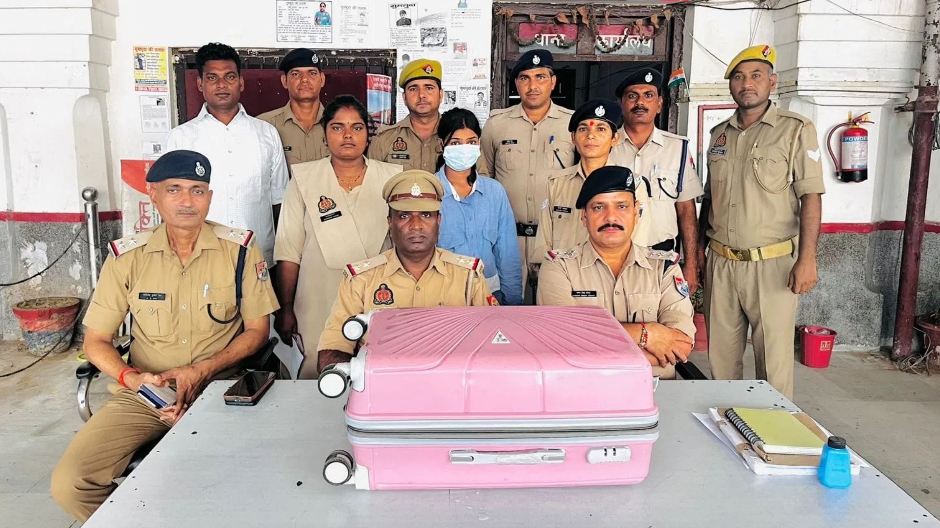 रेलवे स्टेशन पर गांजा के साथ गिरफ्तार महिला। (ब्लू शर्ट में)