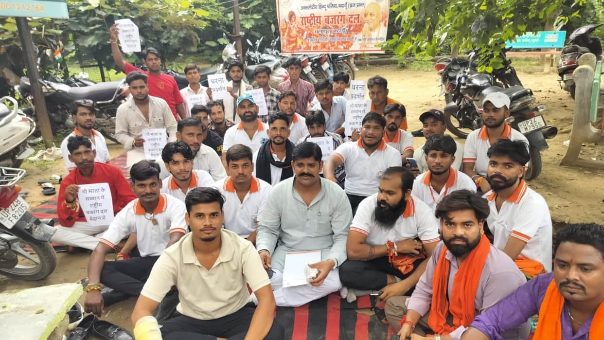 Allegations of irregularities in cow shelters Rashtriya Bajrang Dal stages a protest in Budaun
