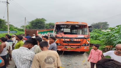 हादसे के बाद मौके पर जुटी भीड़