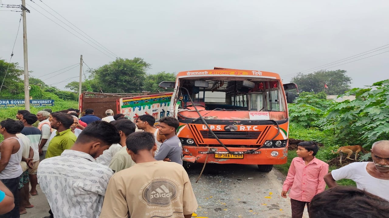 हादसे के बाद मौके पर जुटी भीड़