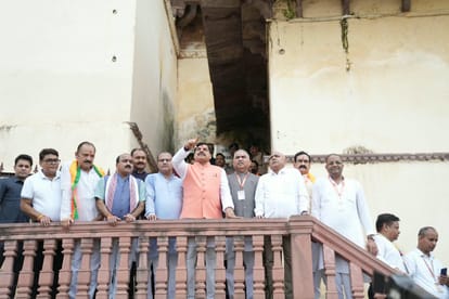 सीएम मोहन ओरछा में पुरानी धरोहरों का निरीक्षण करते हुए