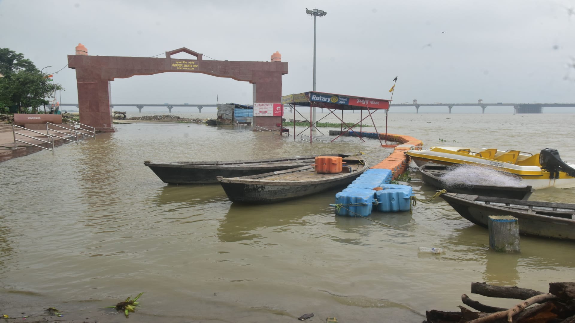 Ganga and Yamuna in spate in Prayagraj: Water reaches inhabited areas; danger rises.