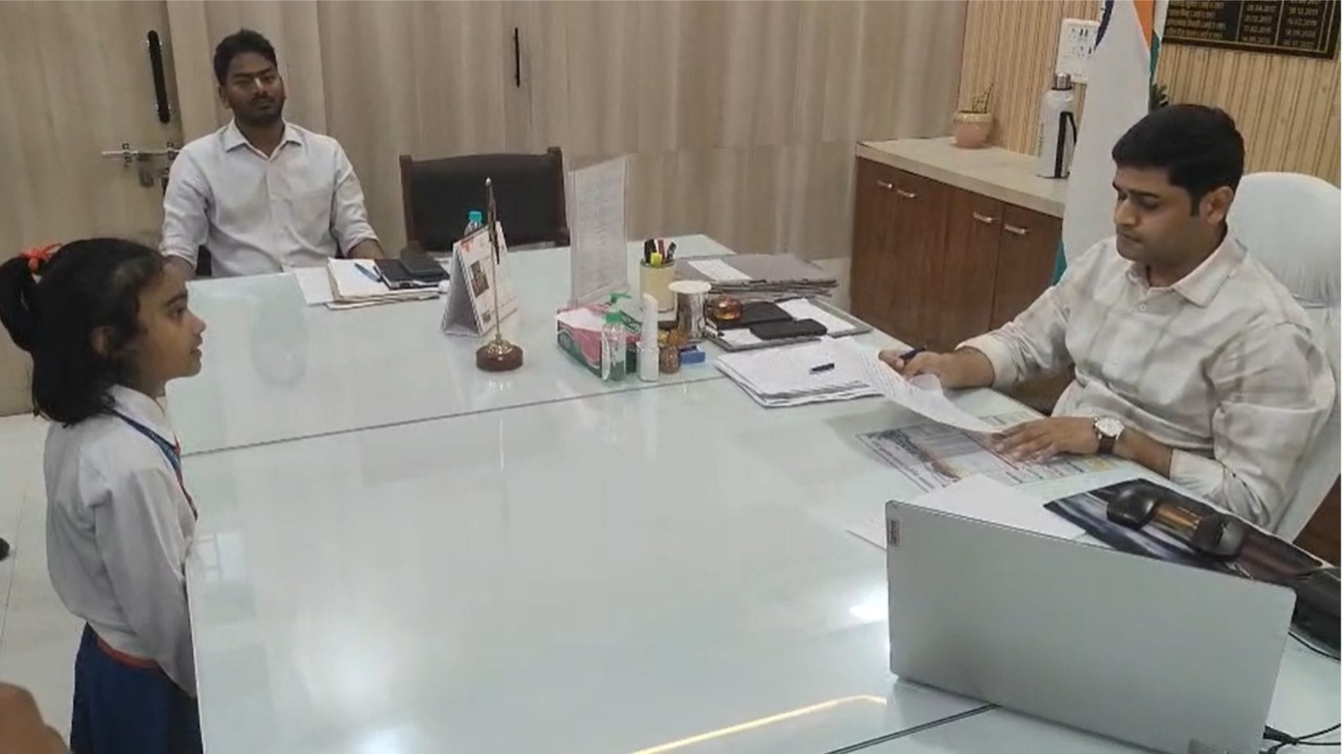सात साल की समरा नाज ने डीएम से की शिकायत