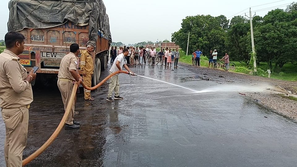 Kasganj accident Pickup carrying pilgrims collides with trailer six pilgrims killed 20 injured
