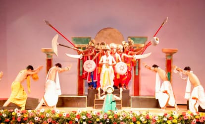 श्री माता वैष्णो देवी गुरुकुल के वार्षिक दिवस समारोह में कार्यक्रम पेश करते छात्र।