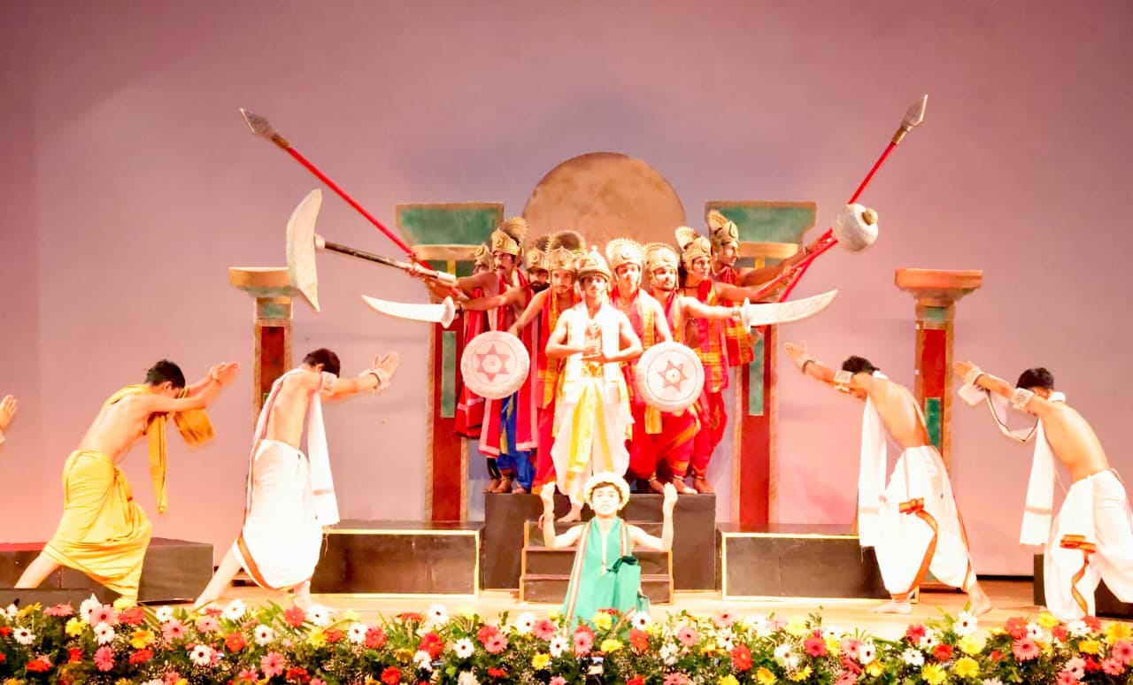 श्री माता वैष्णो देवी गुरुकुल के वार्षिक दिवस समारोह में कार्यक्रम पेश करते छात्र।