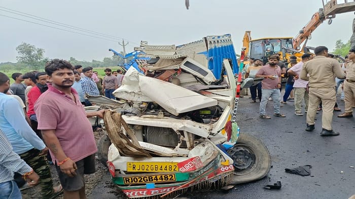 Kasganj accident Pickup carrying pilgrims collides with trailer six pilgrims killed 20 injured