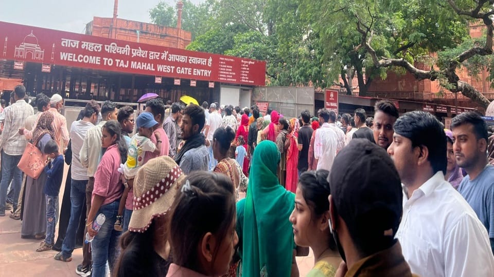 ताज पर सैलानियों का सैलाब