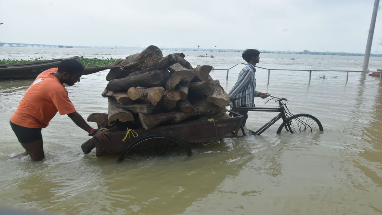 Red alert issued for the riverside areas of Prayagraj; Tons River flowing 0.98 meters below the warning mark.