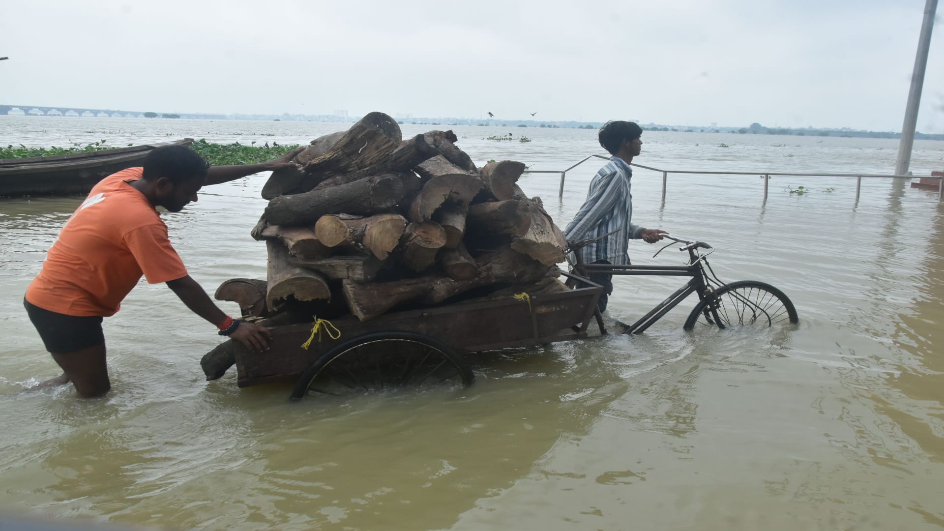 Ganga and Yamuna in spate in Prayagraj: Water reaches inhabited areas; danger rises.