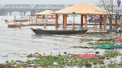 दशाश्वमेध घाट पर तेजी से बढ़ रहा है गंगा का जलस्तर।