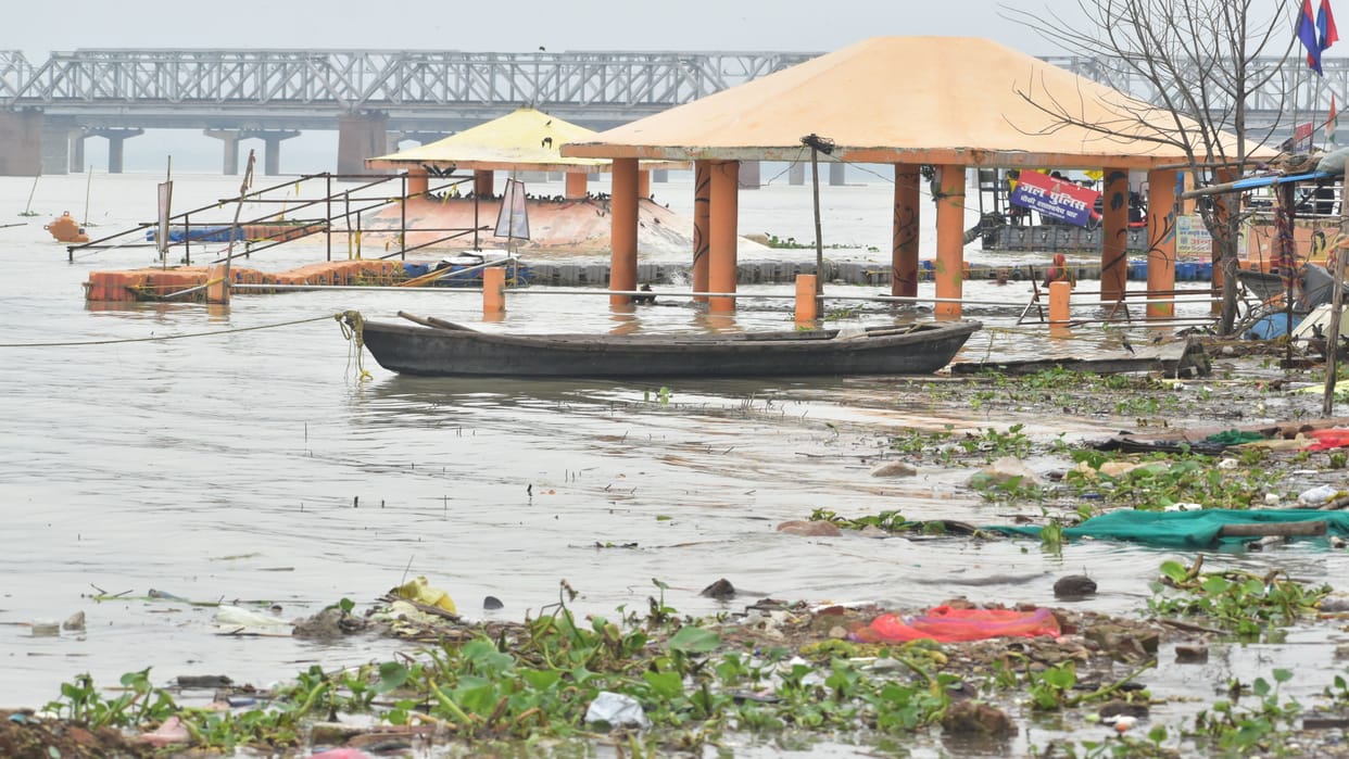 Floods in Prayagraj: Ganga and Yamuna near warning mark; water enters low-lying areas; people begin packing up