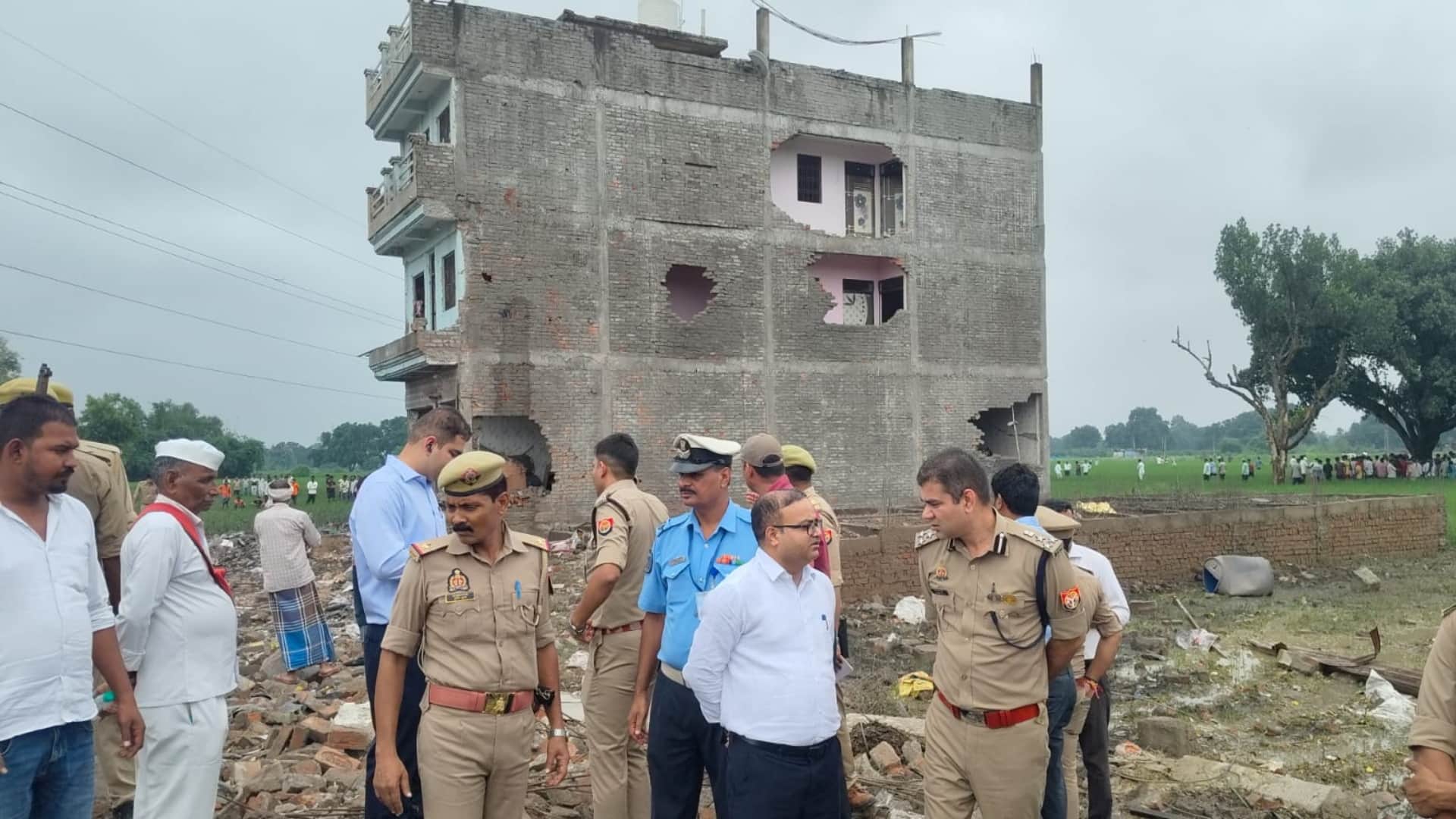 Kaushambi: Massive fire at firecracker factory; Manauri market shaken by explosions.