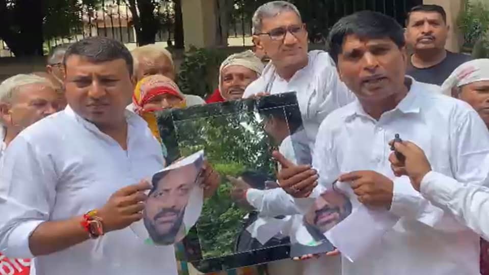 Unique protest in Sonipat against cutting of old-age pensions protest by showing a mirror to cm photo