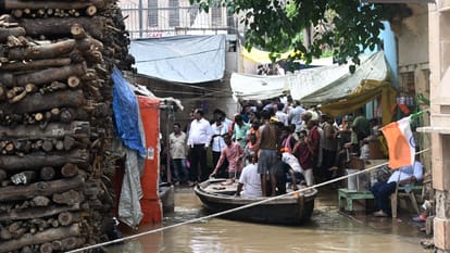 मणिकर्णिका घाट पर गलियों में चल रही नाव