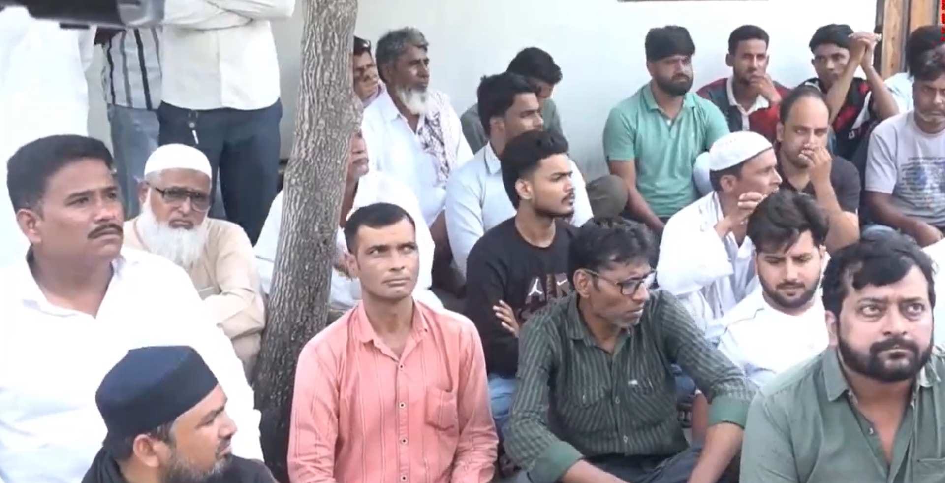 विरोध प्रदर्शन करते हुए कार्यकर्ता