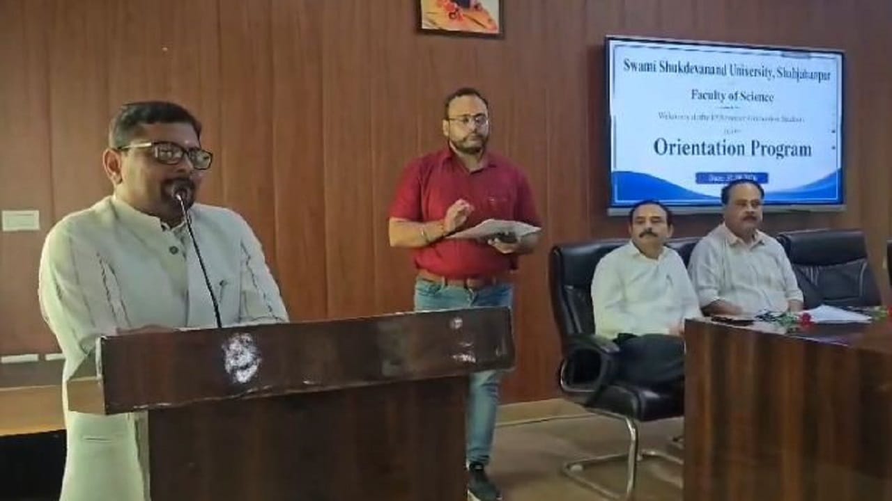 विद्यार्थियों को संबोधित करते कुलपति