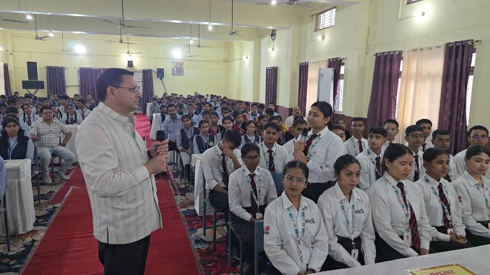 Youth had a fearless dialogue with the CM Pushkar Singh Dhami in the Yuva Samkalin Samvad programme in khatima