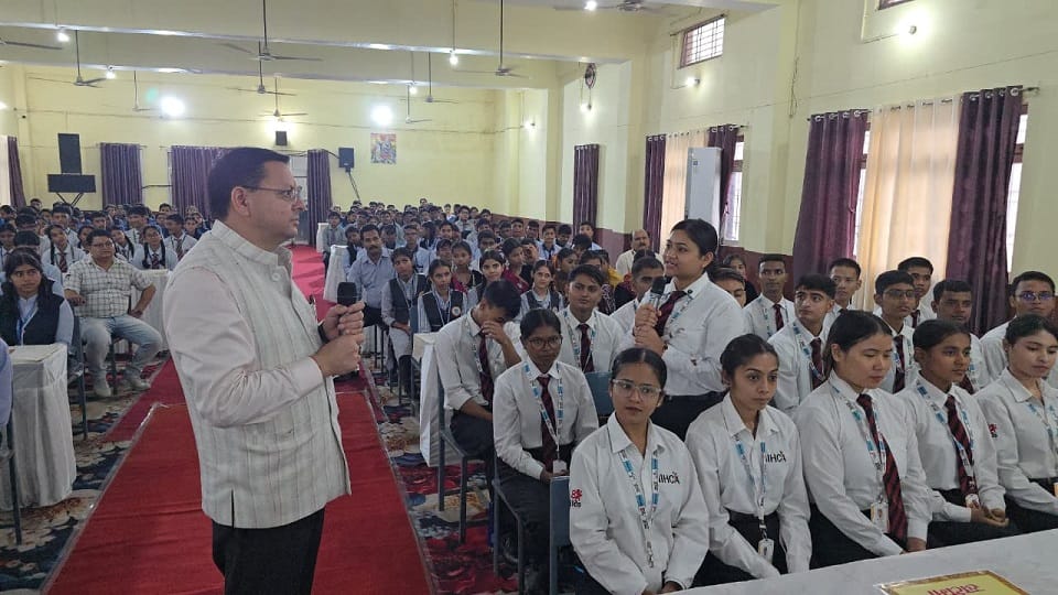 Youth had a fearless dialogue with the CM Pushkar Singh Dhami in the Yuva Samkalin Samvad programme in khatima