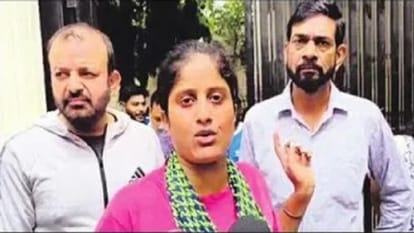 स्कूल के बाहर विरोध-प्रदर्शन