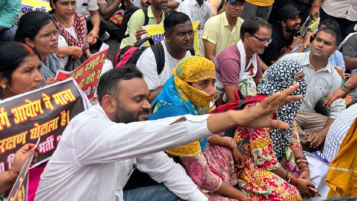 UP Candidates teacher recruitment drive besieged Basic Education Minister's residence, dem