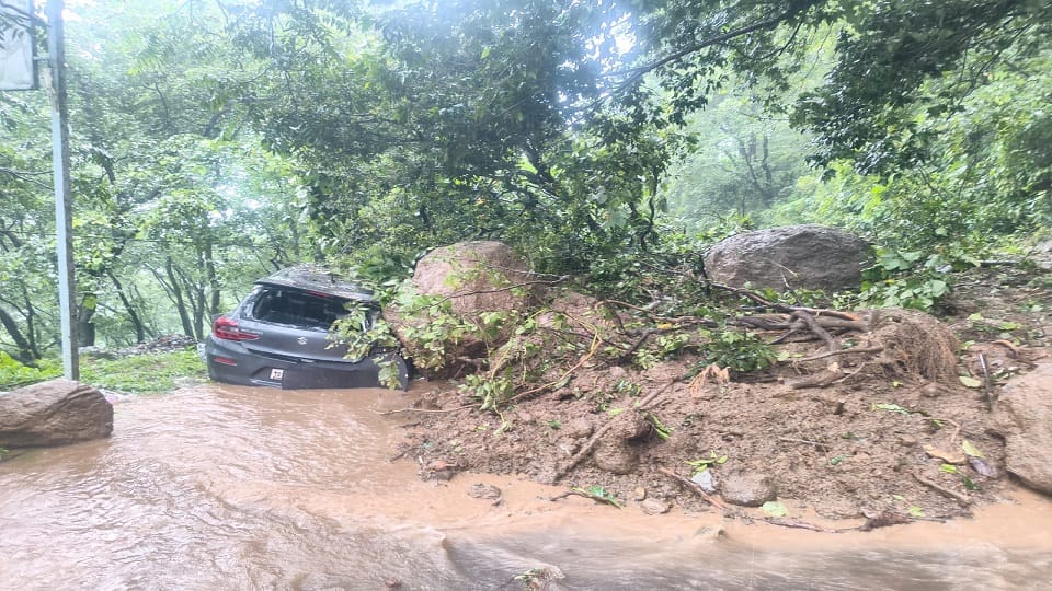 Massive landslide at Jyolikot Nursery Gate