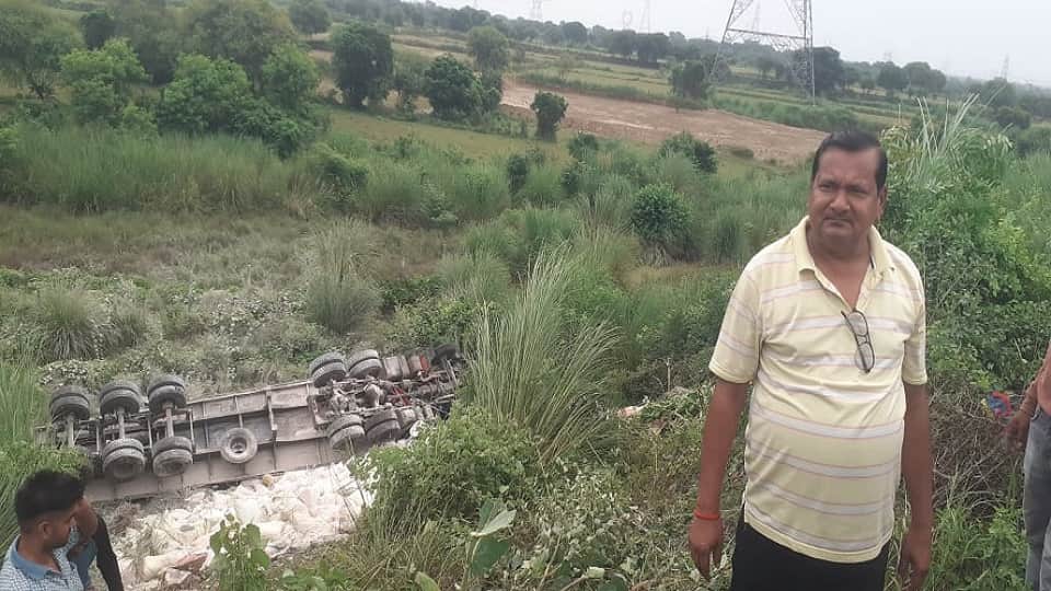 Trailer overturns into 20-foot-deep ditch on Agra-Lucknow Expressway two injured