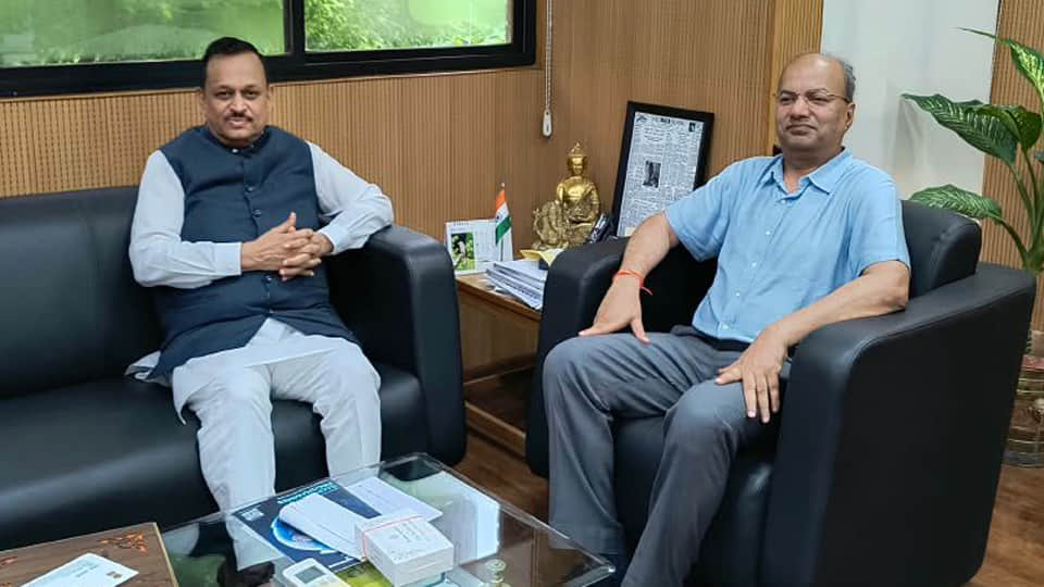 आईआईटी निदेशक के साथ वार्ता करते सांसद रमेश अवस्थी