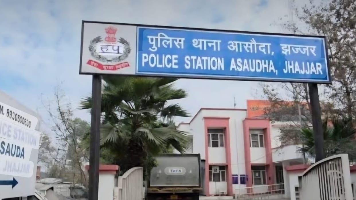 Two women flagged down his car on the Bahadurgarh KMP Expressway and stole a gold chain