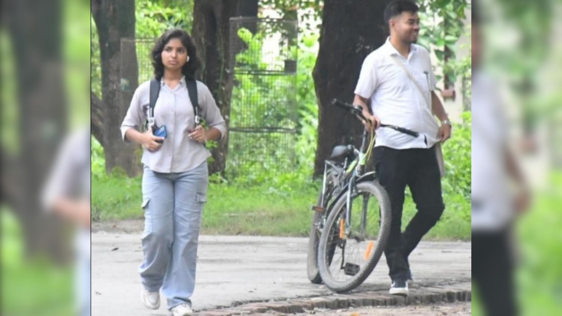 बीएचयू कैंपस में जाते छात्र- छात्रा