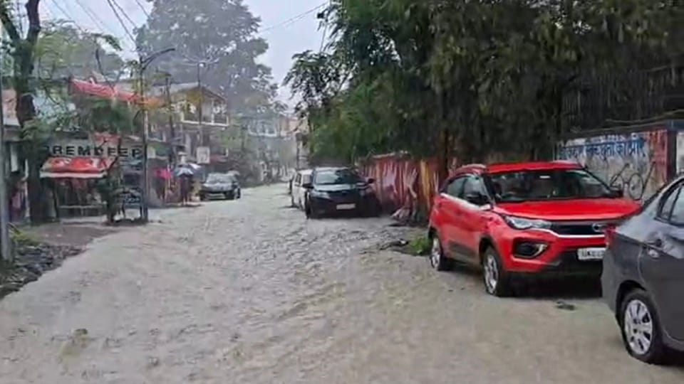 Due to rain in Bhawali-Bhimtal water entered the houses and shops