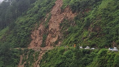 भूस्खलन से बेड़ीनाग-सेराघाट स्टेट हाईवे पर गणाई गंगोली क्षेत्र में फंसी गाड़ियां।