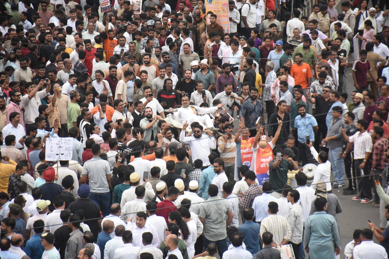 Uproar in Bhopal over sealing drive: Traders broke barricades and clashed with police; protest lasted 4 hours,