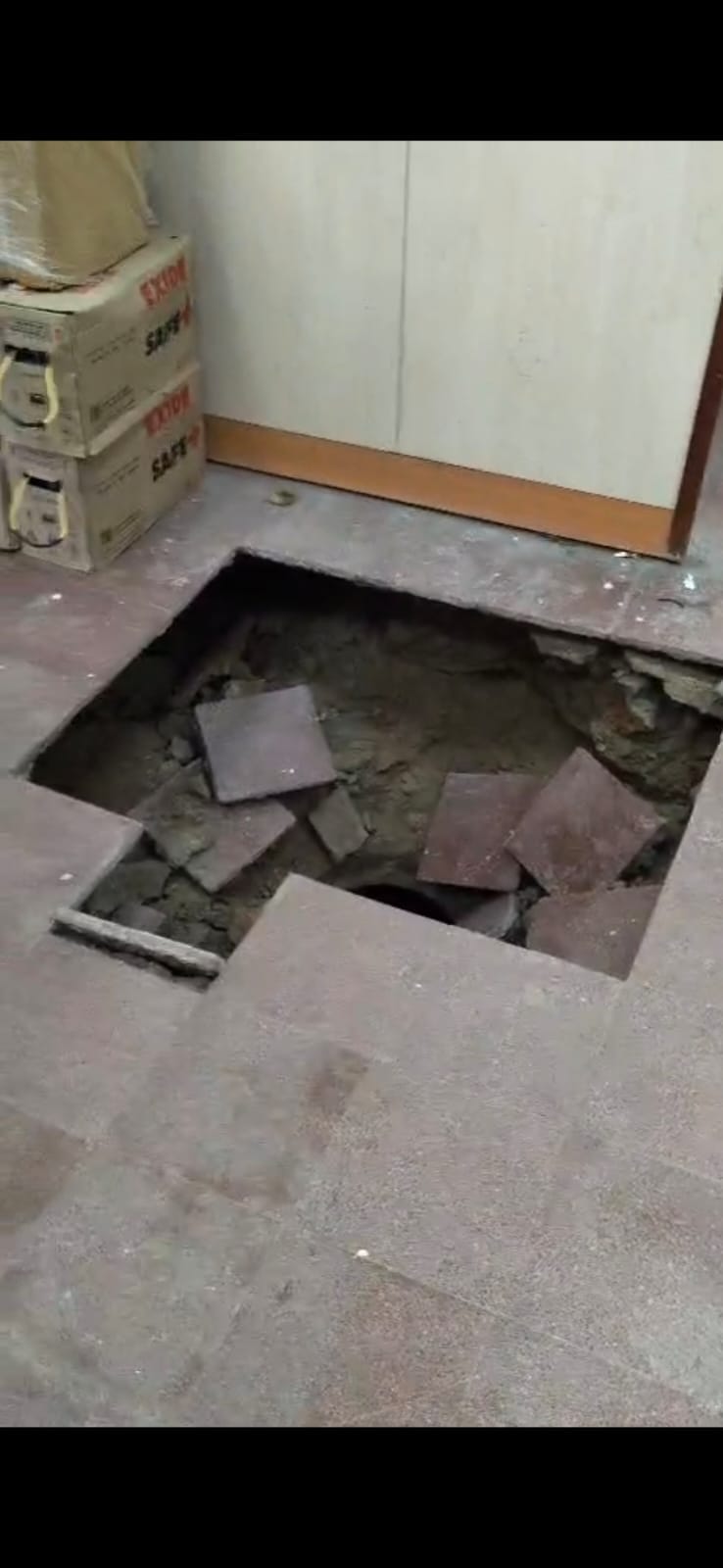 Ground Sinks Inside Indian Bank in Kanpur Cantt, Woman Customer Falls Into Pit