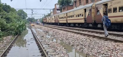 बिल्हौर रेलवे स्टेशन के ट्रैक पर भरा पानी