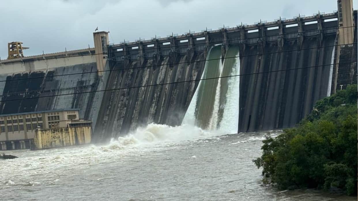 heavy rainfall in Sonbhadra gates of rihand and obra and kanhar and nagwan dam opened