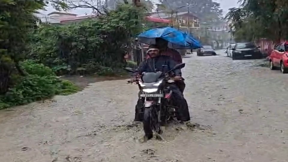 Due to rain in Bhawali-Bhimtal water entered the houses and shops