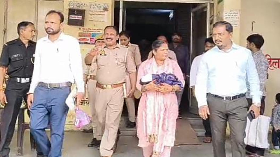 Banda: Unmarried woman gives birth to a newborn; family refuses to accept them
