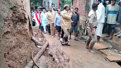 Flood Situation Under Review in Chitrakoot, Divisional Commissioner and DIG Inspect Affected Areas