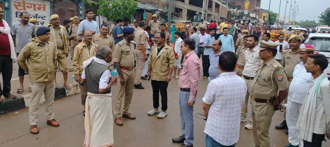 Flood Situation Under Review in Chitrakoot, Divisional Commissioner and DIG Inspect Affected Areas