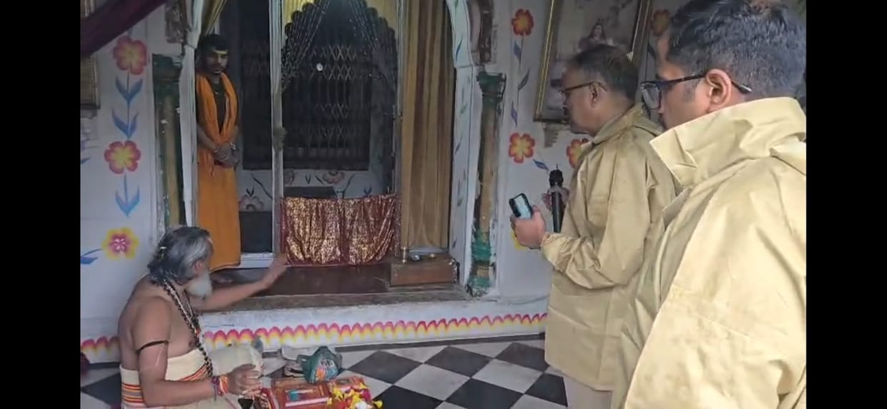 Chitrakoot Flood: Priest Refuses to Leave Temple, DM-SP Fold Hands and Urge Him to Move to Safety