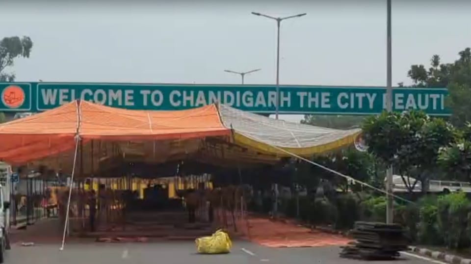Farmers protest in Mohali Spent night sleeping on ground blocked road after power cut