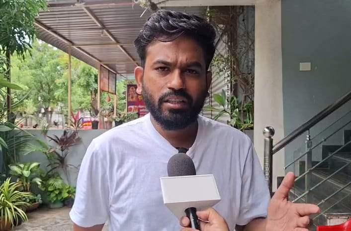 अभिजीत दिपके, कॉकरोच जनता पार्टी के संस्थापक