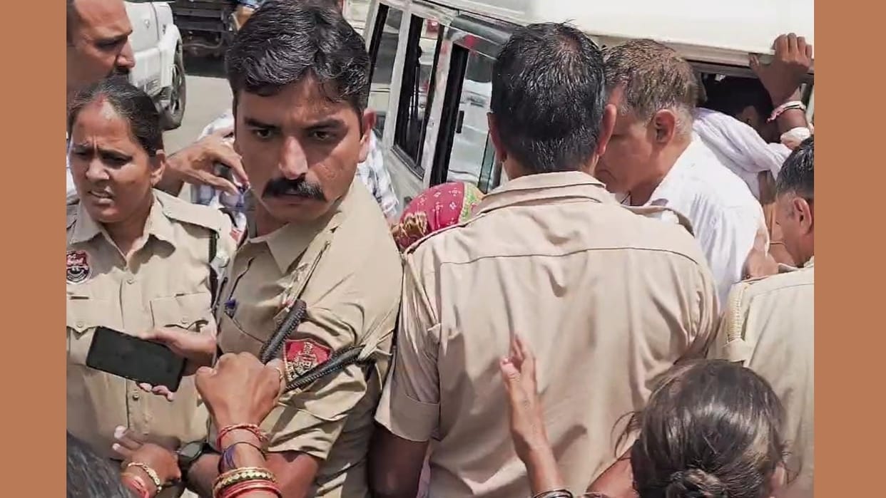 Uproar again in Hisar over garbage collection: Attempt to tear SHO's uniform