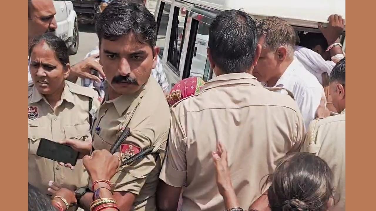 एसएचओ की वर्दी फाड़ने का प्रयास
