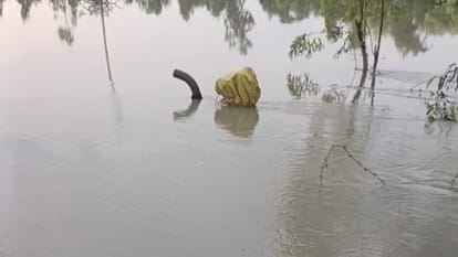 खेतों में भरा बाढ़ का पानी