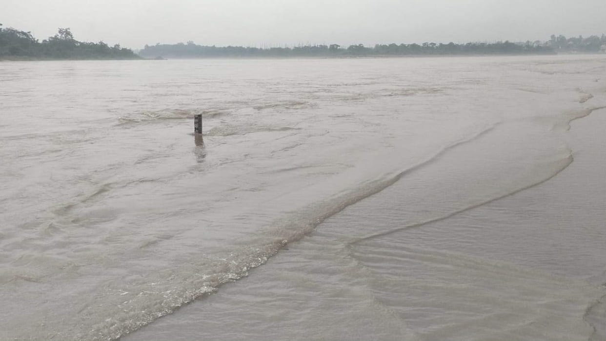 Uttarakhand Weather News Ganga flows just 0.7 cm below warning mark alert issued for settlements